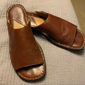 Born Women’s Sandals size 10 (fits more like a 9 or 9 1/2) in brown.